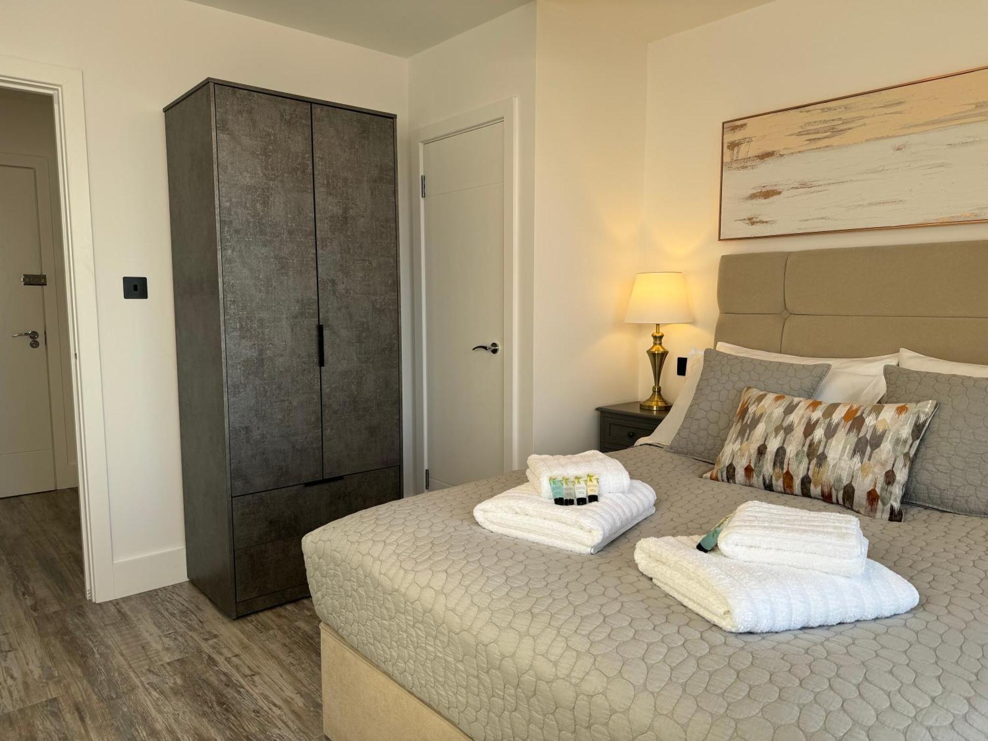 Elegant One Bedroom Apartment Swindon Exterior foto