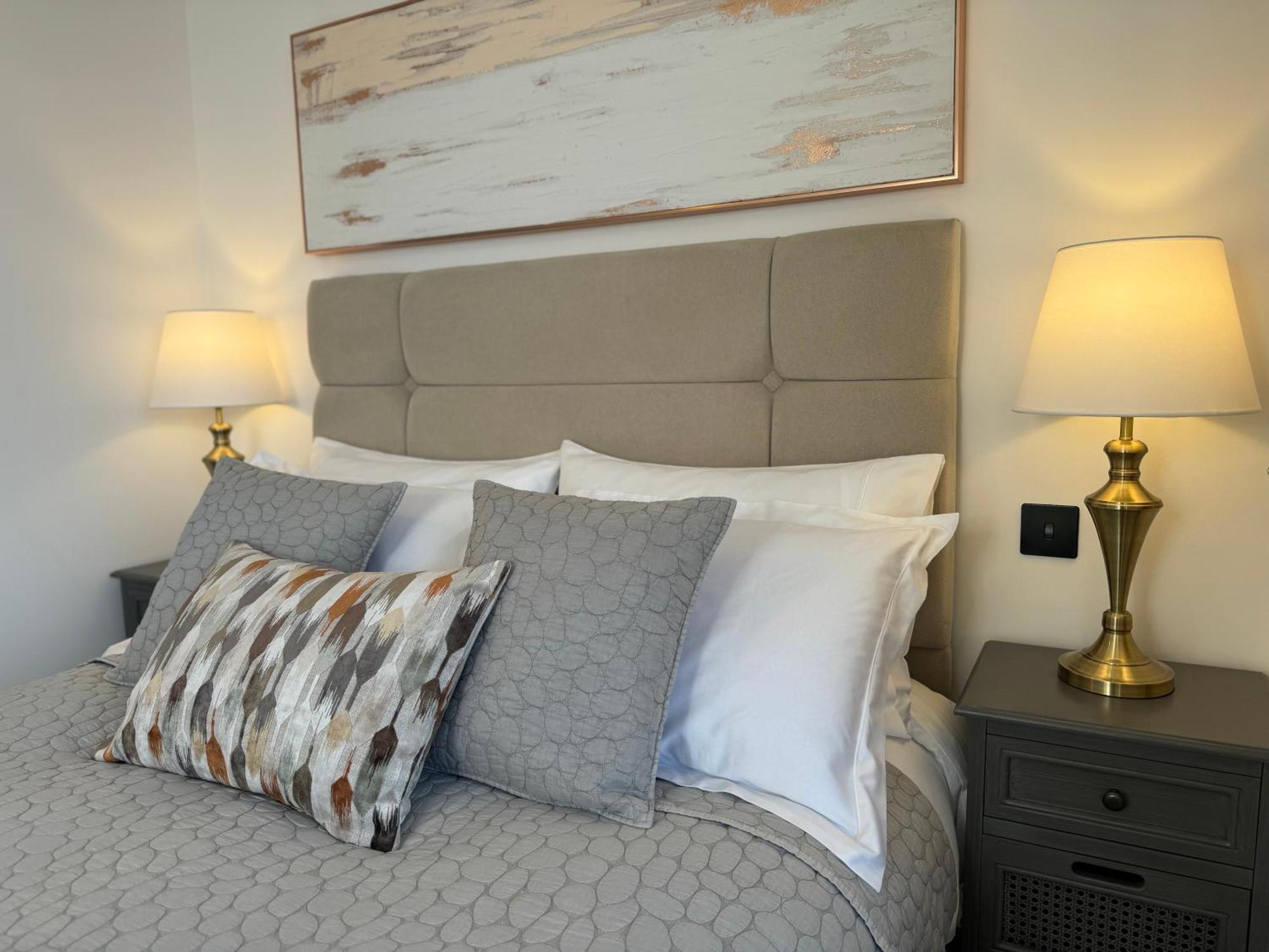Elegant One Bedroom Apartment Swindon Exterior foto